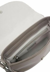 Borsa a tracolla in pelle grigia con una finitura liscia. L'interno presenta una tasca con zip e un compartimento non foderato. Chiusura con bottone a pressione.