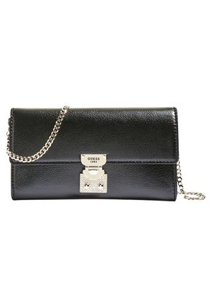 Zwarte leren Guess clutch met zilveren kettingriem en zilveren slot gesp gegraveerd met "GUESS 1981".