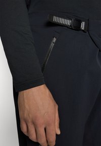 Oakley MAVEN SCRUB PANT - Παντελόνι εξωτερικού χώρου - black/grey