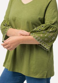 Ulla Popken EMBROIDERED TULIP SLEEVE TEE - Maglietta a manica lunga