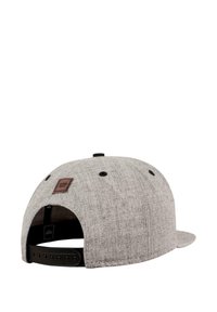 Gråt stoff baseballcap med flat skygge, snapback-lukking og teksturert overflate. Har et brunt lærmerke på baksiden.