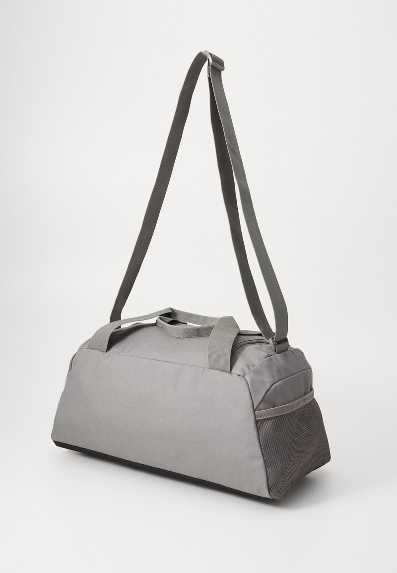 Grau Duffelbag mit verstellbarem Schultergurt, weichem Stoff, Reißverschluss oben, zwei Traggriffen und einer strukturierten Mesh-Seitenplatte.