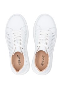 Weiße Sneakers mit einem Obermaterial aus glattem Leder, perforierten Seitenpaneelen für Atmungsaktivität und flachen Schnürsenkeln. Innenfutter in Beige, Logo sichtbar.