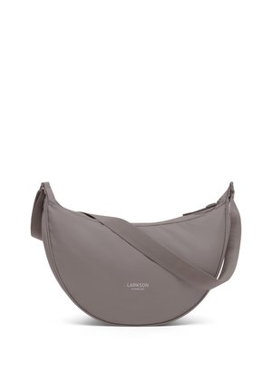 Szara torebka na ramię w kształcie półksiężyca z regulowanym paskiem i małym logo „LARKSON HAMBURG” umieszczonym na środku przodu.