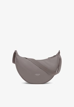 Sivá polmesiacová kabelka cez rameno s nastaviteľným popruhom a malým logom „LARKSON HAMBURG“ uprostred prednej strany.