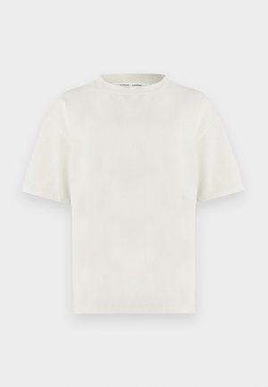 Simpel, off-white t-shirt med korte ærmer og rund hals, afslappet pasform, vist mod en lys baggrund.