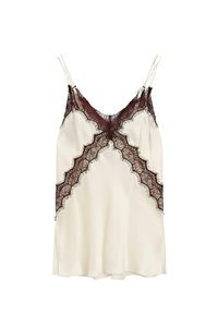 Luxuriöses cremefarbenes Top mit zarter burgunderroter Spitzenverzierung, die ein gewelltes Design aufweist und verstellbare Spaghettiträger hat. Glattes Satinmaterial.