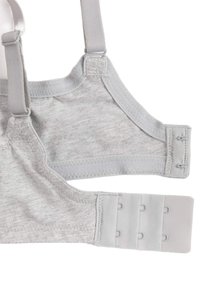 Bretelles de soutien-gorge en tissu gris avec matériel ajustable ; présente une texture lisse et des coutures plates. Comprend des fermetures à crochets et œillets sur la bande.