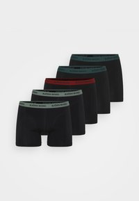 Schwarzes Boxershorts-Set mit kontrastierenden elastischen Taillenbündchen in Grün, Rot und Dunkelgrün, auf denen der Markenname "BJÖRN BORG" hervorgehoben ist.