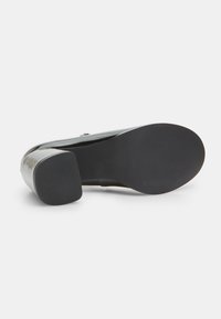 Bata Pantofi clasici cu toc - nero