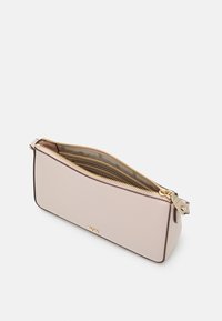 Pochette en matériau texturé rose clair avec quincaillerie dorée et fermeture éclair. L'intérieur présente une doublure à motifs et plusieurs fentes pour cartes.