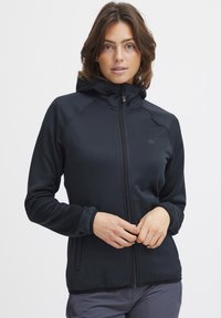 Giacca nera con zip e cappuccio realizzata in materiale morbido e stretch; presenta un colletto alto, maniche raglan e un sottile logo decorativo.