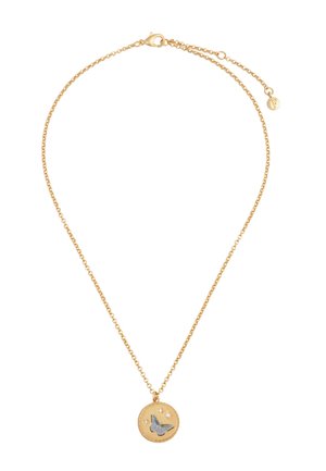 Zlatý reťazový náhrdelník s okrúhlym príveskom, na ktorom je modrý motýľ a tri malé trblietavé kamene na bielom pozadí.