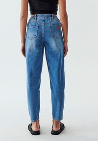 CALLI MOM  - Tiesaus kirpimo džinsai - mid blue wash