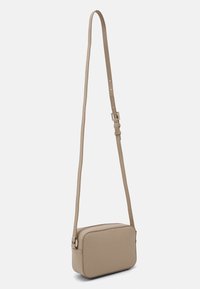 Borsa a tracolla beige con texture liscia, forma rettangolare, tracolla regolabile e accessori in argento. Chiusura con zip nella parte superiore.