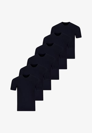 Zeven effen zwarte korte mouw T-shirts met ronde hals, gerangschikt in een verspringende, overlappende verticale stapel op een witte achtergrond.