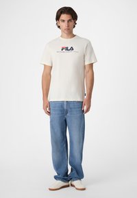 Fila APPAREL VALSERA REGULAR LOGO - Printtipaita - egret
