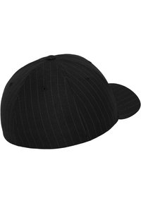 Cappellino da baseball nero con motivo a righe, realizzato in tessuto. Presenta una corona arrotondata e un visiera rigida curva. Include occhiali di ventilazione.