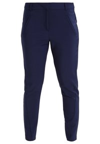 Granatowe spodnie slim-fit wykonane z gładkiego materiału, z dwoma przednimi kieszeniami i dopasowanym krojem. Brak widocznych wzorów lub akcentów.