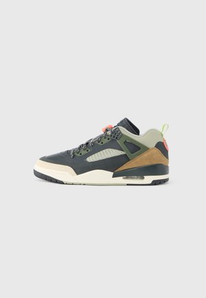 Lavtop sneaker med sorte, olivengrønne, tan- og beige paneler, mesh detalje på siden, sorte snørebånd og synlig luftpude-sål på hvid baggrund.