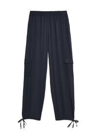 Pantalones cargo de color navy con una cintura elástica, dos bolsillos laterales y lazos ajustables en los tobillos. Textura de tela suave y ligera.