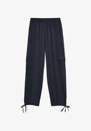 Pantalones cargo de color navy con una cintura elástica, dos bolsillos laterales y lazos ajustables en los tobillos. Textura de tela suave y ligera.