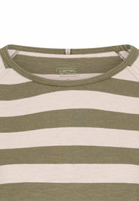 T-shirt w zielono-beżowy paski, o okrągłym dekolcie i krótkich rękawach, wykonany z miękkiego, teksturowanego materiału. Wyświetlone logo "camel active".
