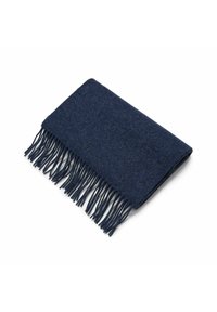 Coperta di lana blu navy con una consistenza morbida, caratterizzata da lunghe frange ai bordi. Piegata ordinatamente, che mette in risalto la sua forma rettangolare.