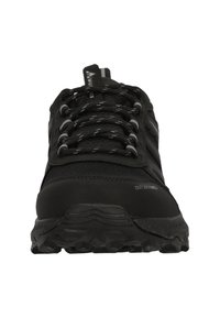 Schwarze Sportschuhe mit einem Obermaterial aus Mesh, strukturierten Überzügen, flachen Schnüren und einer robusten Außensohle, die für Traktion ausgelegt ist.
