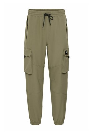 Pantalones cargo verde oliva con cintura ajustable por cordón, dos bolsillos laterales con cremallera y dos bolsillos en los muslos, con un parche de logo negro.
