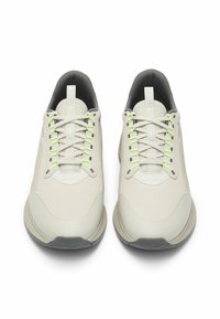 Hellgraue Sportschuhe mit einer strukturierten Oberseite, reflektierenden Akzenten und neongrünen Schnürsenkeln, ausgestattet mit einer gepolsterten Sohle und einem gepolsterten Schaft.
