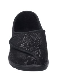 Sort slippers med blomstret lace-mønster, blød ruskindtekstur, lukket tå, formet sål og buet stropdetalje over toppen.
