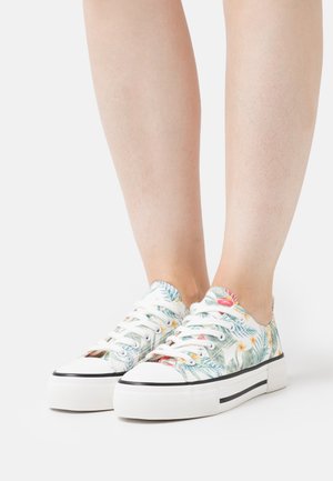 Blumenmuster-Sneakers mit einem weißen Canvas-Obermaterial, ausgestattet mit einer Plattformsohle und schwarzen Streifen, geschnürt mit weißen Schnürsenkeln.
