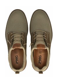 Braune Mesh-Schuhe mit einem Wildlederakzent an der Ferse, runder Spitze und Schnürsenkeln. Innen sind sie mit perforiertem Leder für Atmungsaktivität ausgestattet.