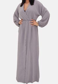 Langes, hellgraues Wickelkleid mit durchgehender Knopfleiste, Ballonärmeln und tailliertem Schnitt für eine bequeme Passform. Glatte Textur ist sichtbar.