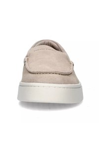 Scarpa slip-on in camoscio beige con punta rotonda, suola in gomma bianca e dettagli di cucitura lungo il bordo. Nessun marchio visibile all'esterno.