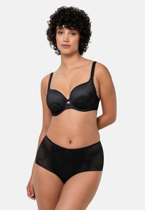 Reggiseno nero con coppe sagomate e pannelli trasparenti, con dettagli floreali e spalline regolabili. Mutandine nere a vita alta abbinate con un design simile.