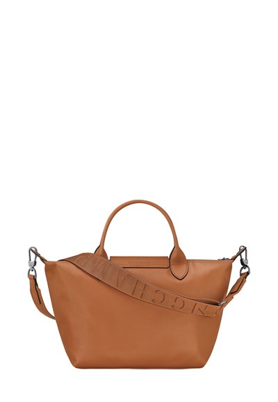 Hellbraune Lederhandtasche mit zwei Griffen und abnehmbarem Schulterriemen. Verfügt über einen mit Logo geprägten Riemen und eine glatte Oberfläche.