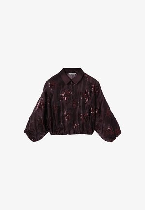 Izgriezta bordo satīna krekls ar norādītu apkakli, pogu aizdari un pūkainām piedurknēm, kurā visā virsmā ir sekvīnu ziedu raksti.