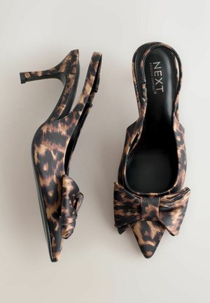 Slingback-kengät, joissa on leopardikuosi, terävä kärki ja nauhakoriste. Valmistettu sileästä materiaalista, jossa on tyylikäs musta pohja ja korkea korko.