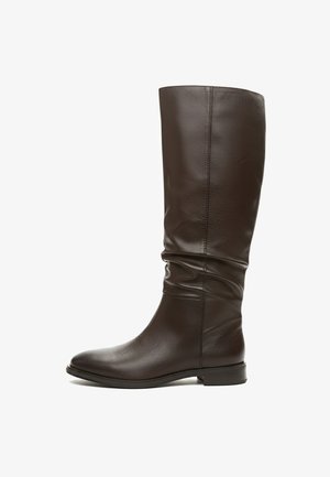 Stivale marrone in pelle fino al ginocchio con silhouette dritta, pieghe delicate alla caviglia e tacco rettangolare basso. Tessitura liscia e design elegante.