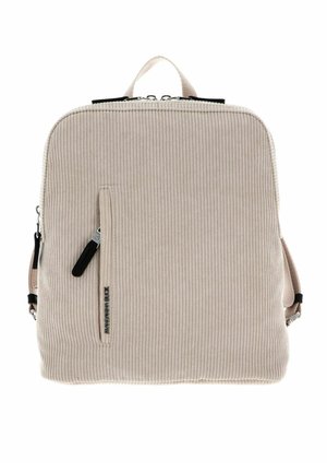Sac à dos en velours côtelé beige clair avec une texture lisse, compartiment principal zippé, poche avant et éléments métalliques noirs.