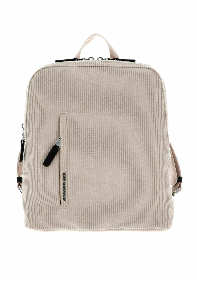 Sac à dos en velours côtelé beige clair avec une texture lisse, compartiment principal zippé, poche avant et éléments métalliques noirs.
