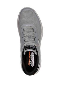 Scarpa sportiva grigia con tomaia in rete, punta arrotondata e design con lacci. Presenta una soletta nera con il marchio "SKECHERS Air-Cooled Memory Foam".