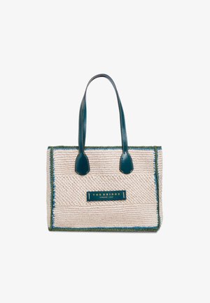 Borsa tote rettangolare color crema in tessuto intrecciato con manici e rifiniture in pelle verde scuro, con etichetta "THE BRIDGE" sul davanti.