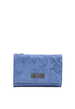 Portafoglio azzurro chiaro con motivo di mappa astratto blu scuro e logo dorato "T CLASSE" sulla pattina anteriore, su sfondo bianco.