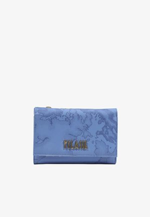 Jasnoniebieski portfel z ciemnoniebieskim abstrakcyjnym wzorem mapy i złotym logo "T CLASSE" na przedniej klapie, na białym tle.