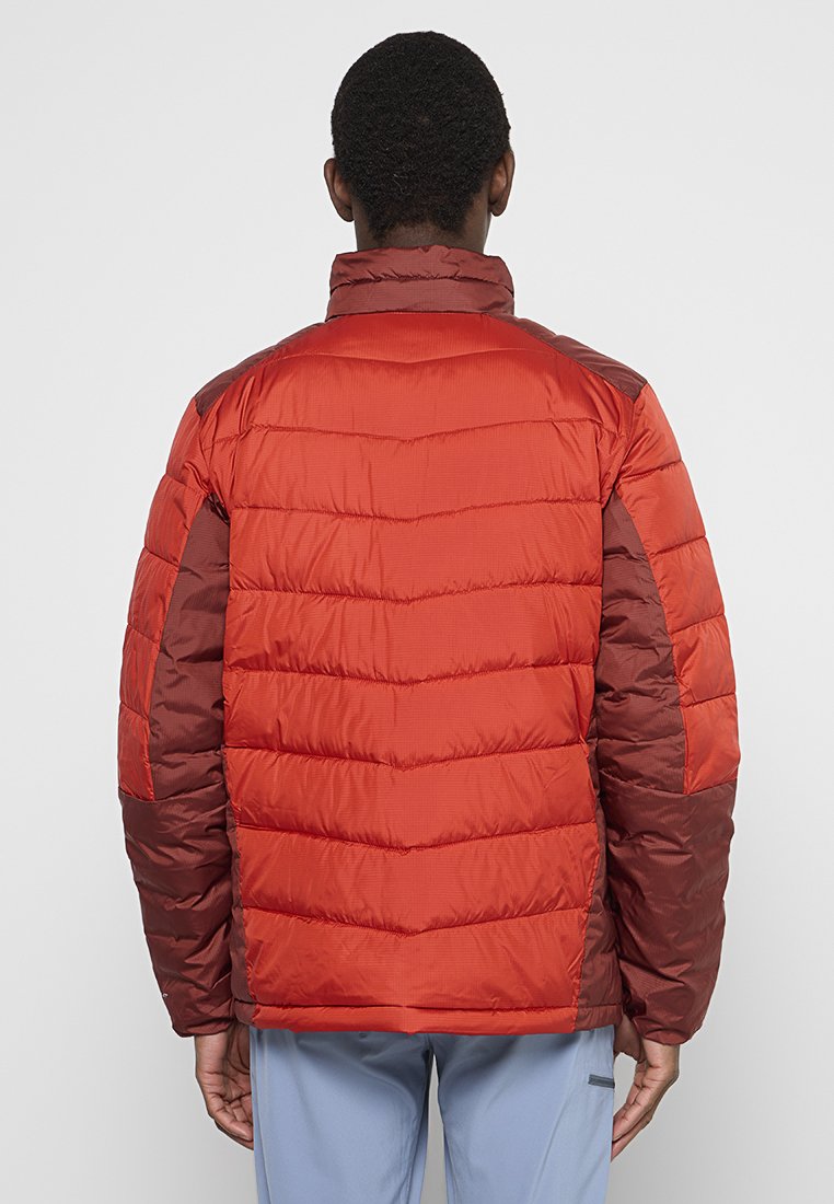 Czerwona i brązowa kurtka puchowa z poziomym przeszyciem, wysokim kołnierzem i kontrastowymi panelami na ramionach. Gładka tekstura, lekka konstrukcja.