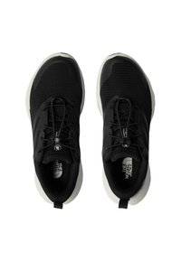 Pantofi sport negri cu partea superioară din plasă respirabilă, vârf rotunjit și talpă intermediară albă. Prezintă un sistem de șireturi sigur și detalii de marcă.