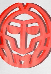 Diseño gráfico rojo que presenta un logo estilizado sobre un fondo blanco, destacando líneas audaces y formas geométricas con una textura suave.